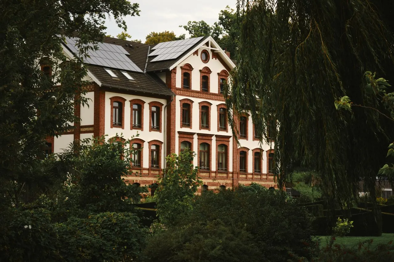Auch bei denkmalgeschützten Gebäuden lohnt ein genauer Blick auf Heizkosten, Feuchtigkeit und Bausubstanz – selbst wenn kein Energieausweis Pflicht ist. Denkmalgeschütztes Wohnhaus mit Solaranlage – Beispiel für energetische Fragen bei Baudenkmälern