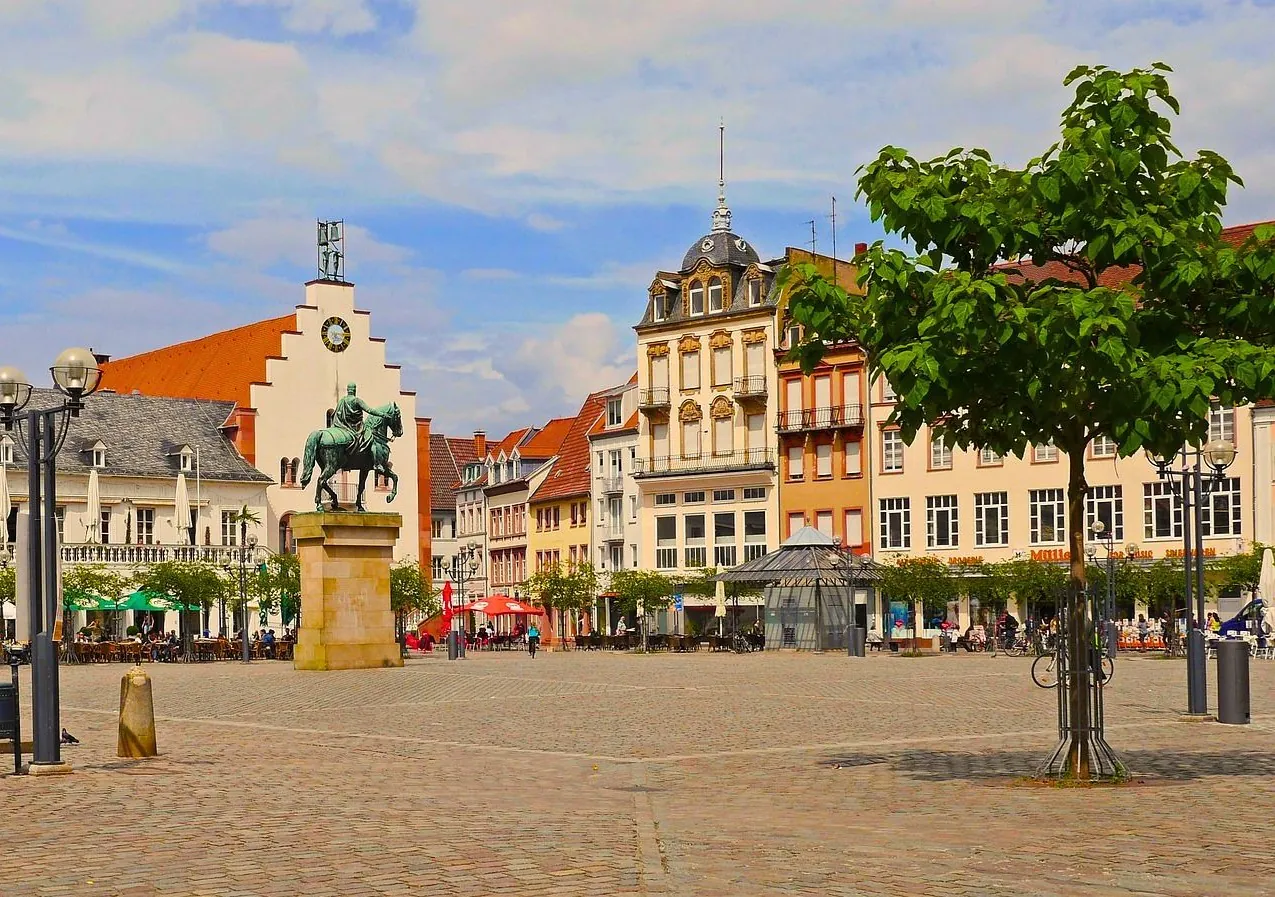 Immobilienmarkt Landau in der Pfalz – historische Innenstadt am Rathausplatz Marktplatz in Landau in der Pfalz mit dem Reiterdenkmal und historischen Häusern